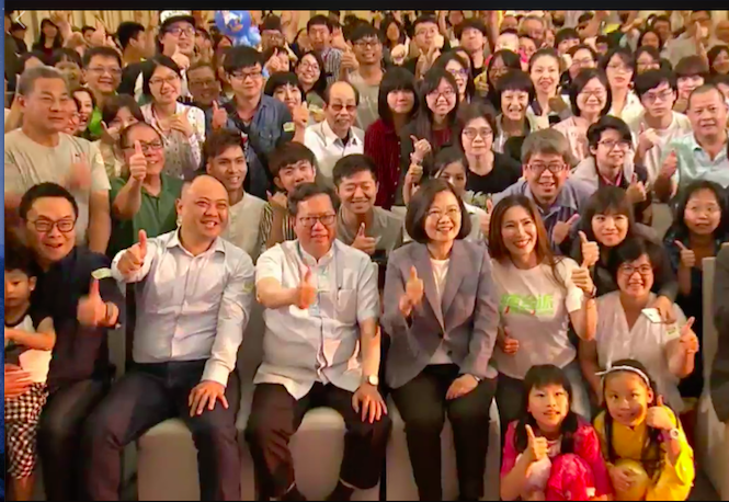 辣台派開講第二場來到桃園，與會聽眾開心與蔡英文總統合照。 圖：擷取自辣台派開講畫面