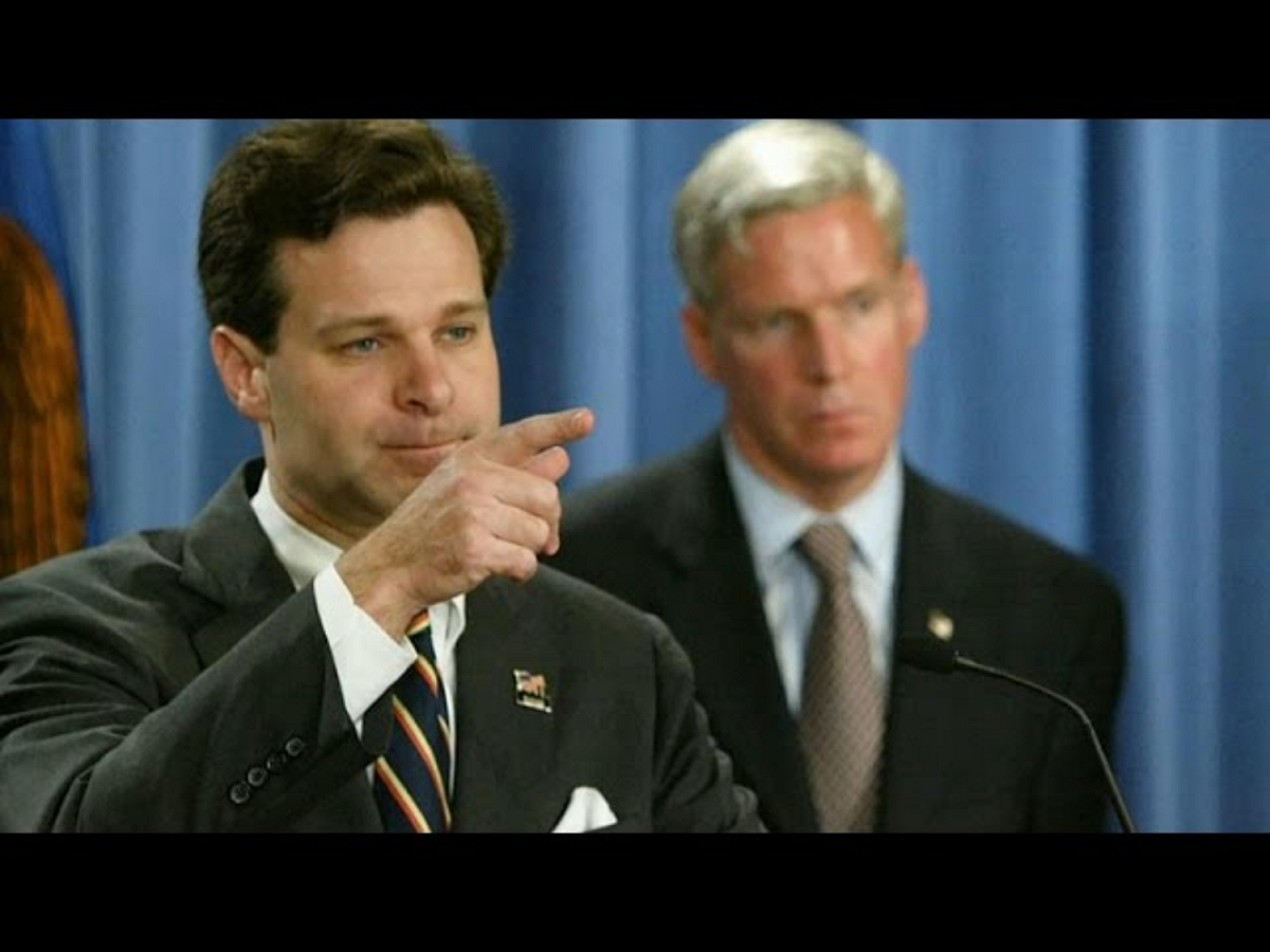 美國聯邦調查局（FBI）局長克里斯托弗·雷（Christopher Wray，左，資料照片）星期五在美國智庫外交關係委員會（Council on Foreign Relations）的一場公開活動上指出，中國創造了「全民皆偷」的方式，以美國利益為代價，通過竊取「爬上經濟階梯」。他強調，中國已對美國構成最嚴重的反情報威脅。 圖：翻攝自Youtube