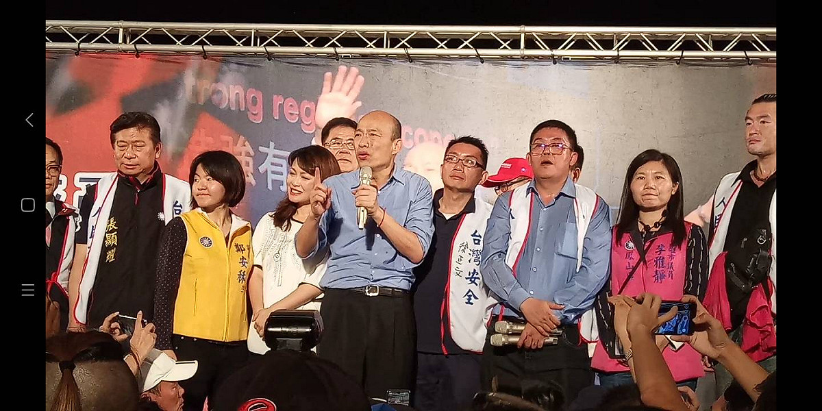 高雄市長韓國瑜(中)意外現身「歡樂感受新台灣」誓師大會。 圖：孫家銘／攝(資料照片)