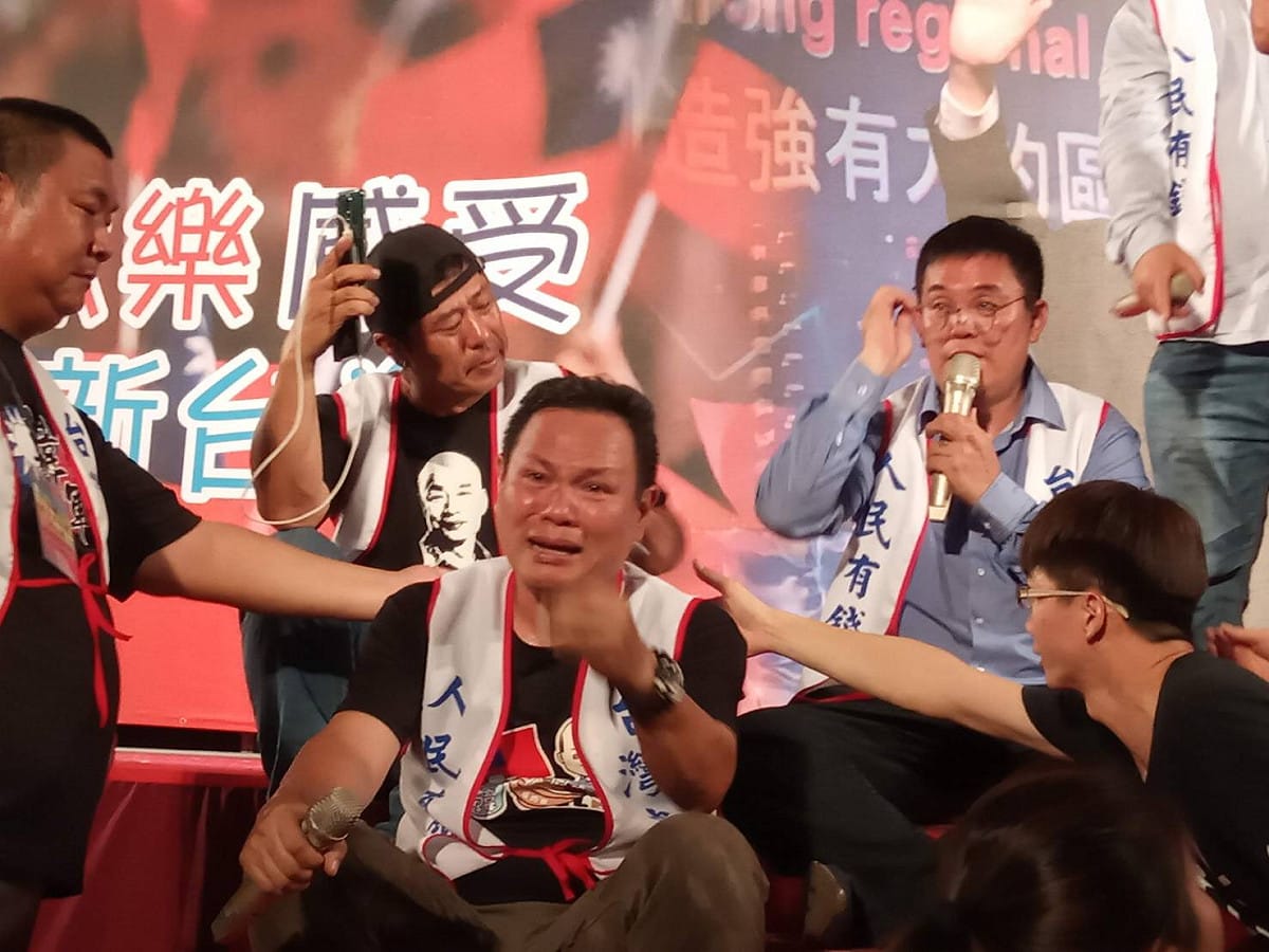 看到韓國瑜突然現身，貼紙哥哭成淚人兒。 圖：孫家銘／攝