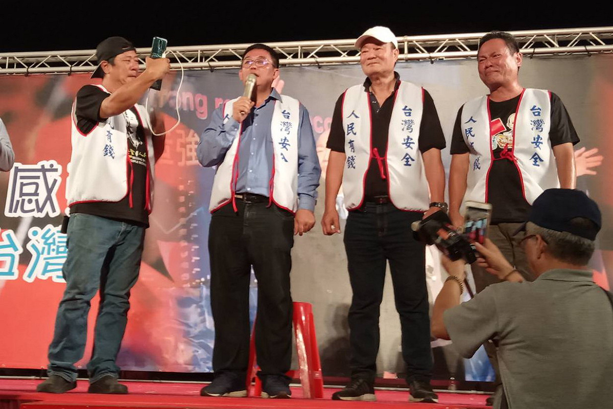 (左至右)杏仁哥、陳清茂、強強滾、貼紙哥， 忍住眼淚在台上感謝在場所有人。 圖：孫家銘／攝