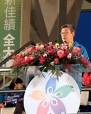 108年全國大專校院運動會27日晚間在嘉義中正大學開 幕，副總統陳建仁出席致詞表示，全大運不僅提升大學 競技運動水準，更能從中發掘優秀選手，且經賽事淬鍊 ，也奠定邁向國際體壇的基礎。 圖：中央社