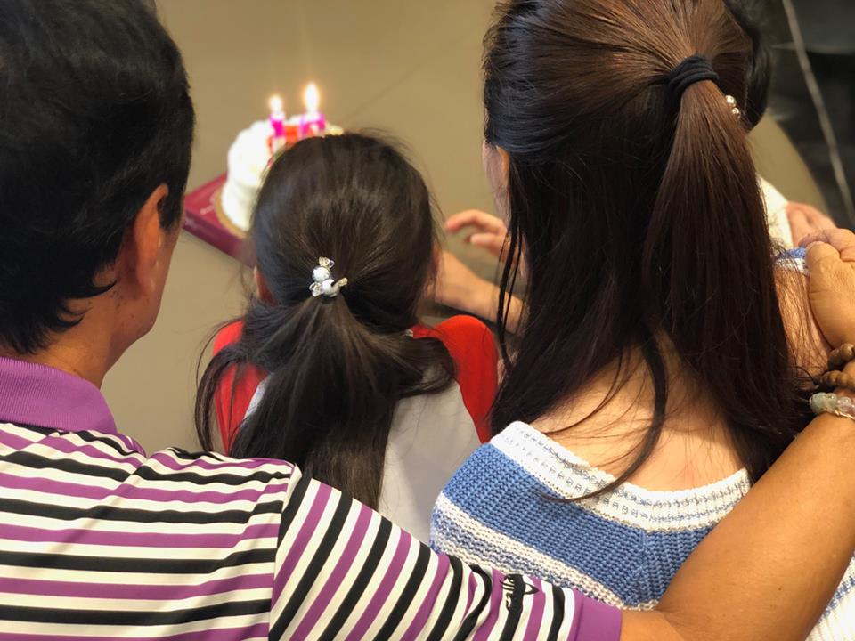 郭台銘深夜在臉書發文，全家為女兒妞妞慶生，感謝家人支持自己參選。 圖/郭台銘臉書