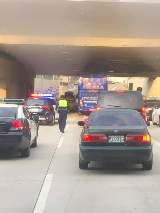 國道2號桃園機場支線東向的機場端出口隧道，發生遊覽車與數輛小客車連環追撞事故。 圖/擷取自爆廢公社二館