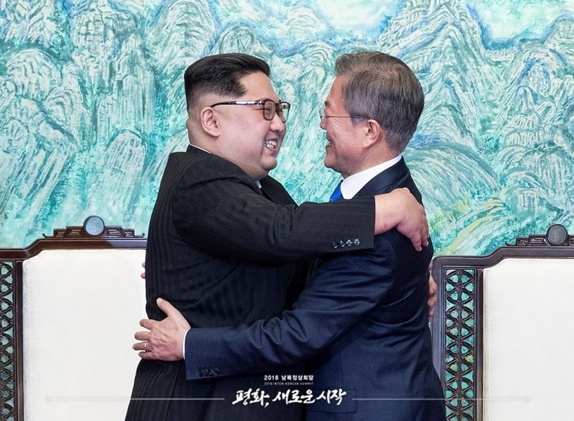 南韓總統文在寅（右）和北韓領導人金正恩（左）。 圖：取自維基共享資源網頁；作者：青瓦台，KOGL Type 1（資料照）