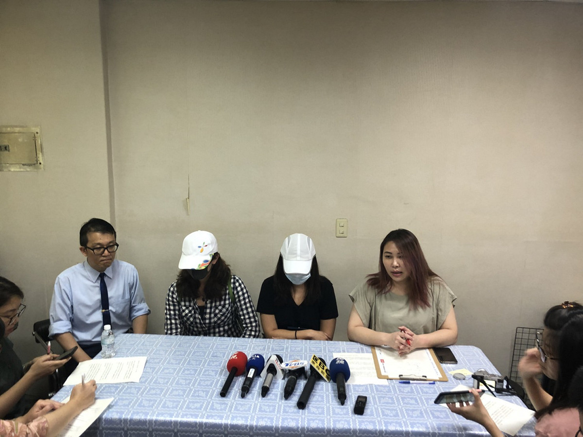 台中市議員賴佳微陪同學生家長舉行記者會。 市議員賴佳微/提供