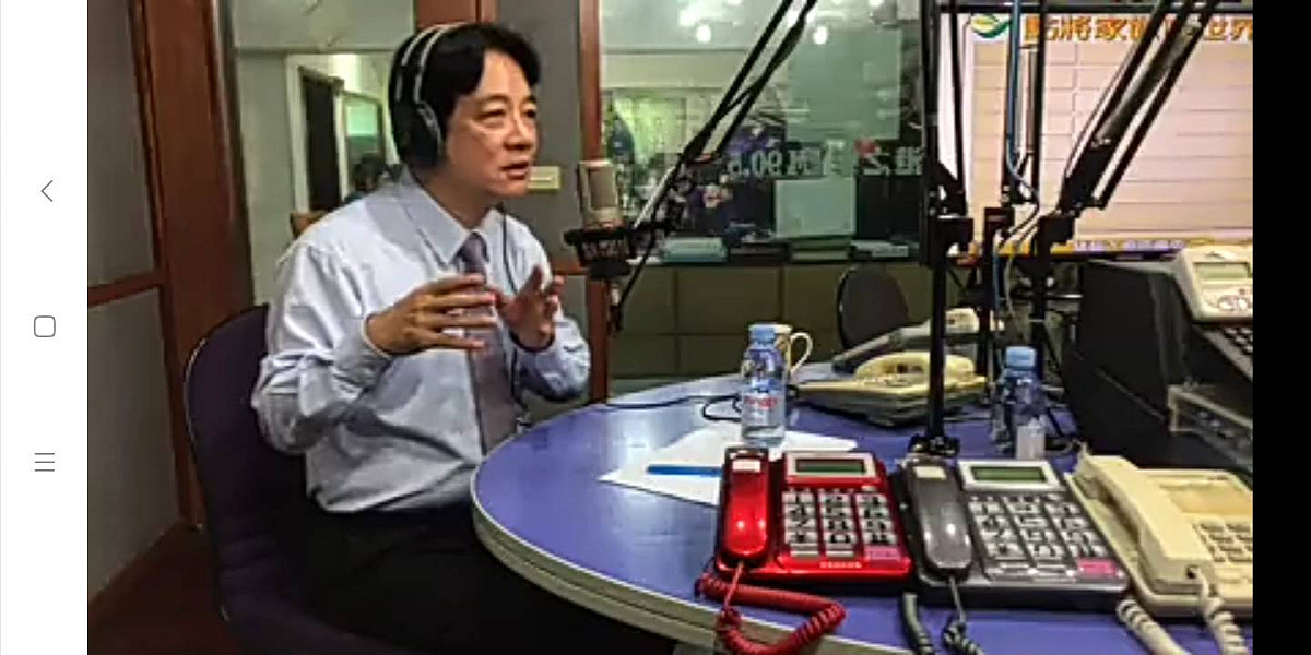 賴清德接受高雄微微笑電台節目專訪。 圖 : 翻攝番薯衛星電視台臉書