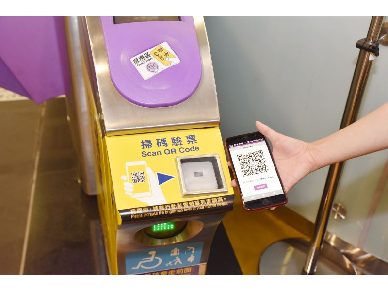 5月1日起桃捷全線21個車站都可使用行動支付，體驗「免排隊、免找零」的服務。 圖：桃捷公司／提供