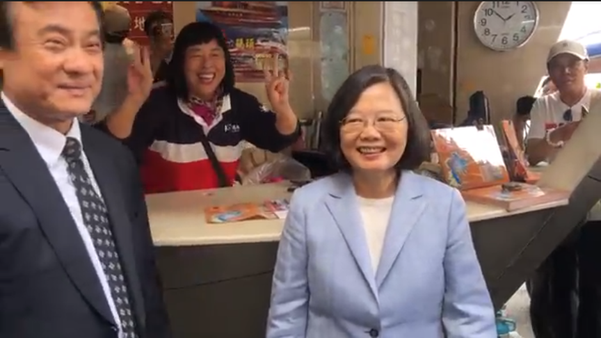 總統蔡英文今(28)日偕同立法院長蘇嘉全赴南投縣關心基層與地方產業。 圖：擷自總統府影片