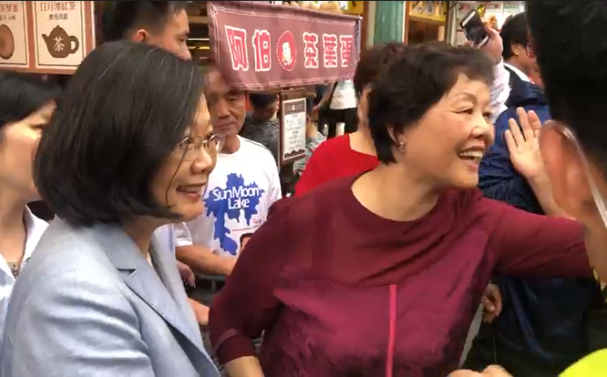 來自黑龍江的遊客要求與蔡英文合影。 圖：擷自總統府影片