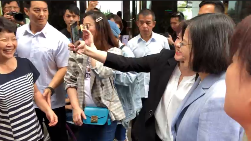 更有熱情的粉絲高喊「我的這票是妳的」、「我們家的票都是妳的」，讓蔡英文聽了看似相當開心。 圖：擷自總統府影片