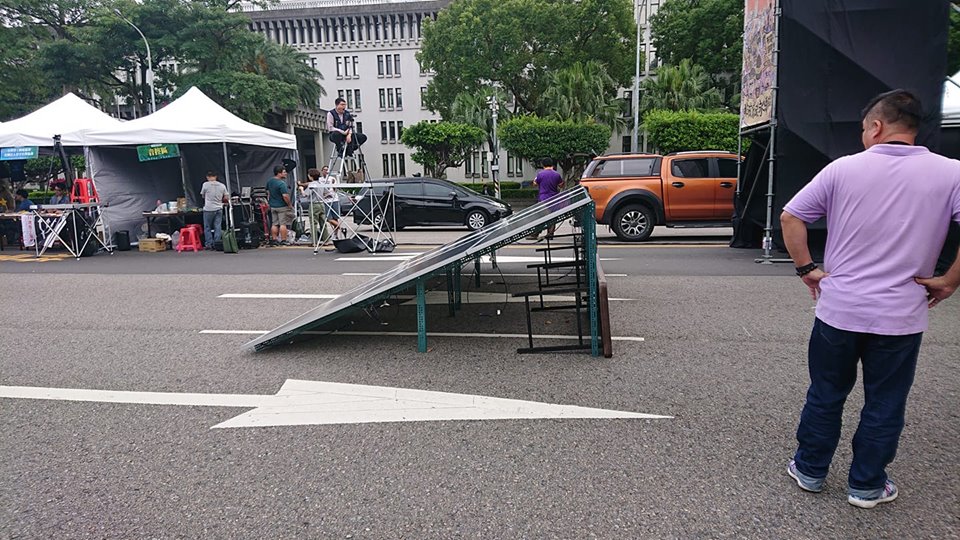 尚未搭建完成的太陽能板，所以還看不到電線。 圖：翻攝自PTT