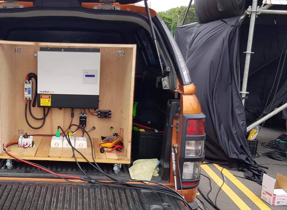 放在貨車後座的逆變器組。 圖：翻攝自陳秉亨臉書