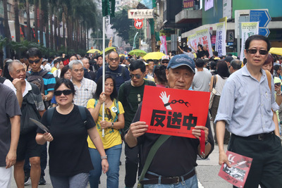 因擔心有關方面會把政治犯送到中國大陸受審，數以萬計港人28日上街遊行，反對政府修改逃犯條例，並嘲諷修法草案為「送中條例」。 圖：中央社