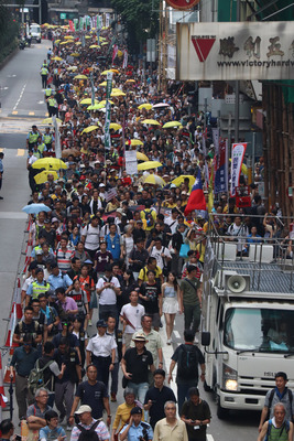 香港泛民28日再度發起遊行，反對政府修改逃犯條例， 有數萬市民上街參加。 圖：中央社
