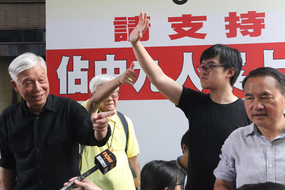 香港民陣28日發起遊行，反對政府修改逃犯條例，「占 中」發起人牧師朱耀明（左）也有參加；他早前被法院 判刑16個月，但獲緩刑。 圖：中央社