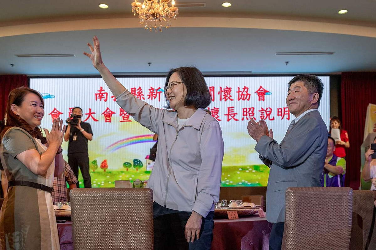 蔡總統說，她也要邀請在場的新住民姊妹，投入長照的行列，受訓後成為長照服務員。蔡總統指出，大家也許來自不同的地方，但都在台灣生活，這是一種緣分，政府也會持續以最大的能量把長照做好，讓大家能夠把長輩和工作顧好。 圖：翻攝自蔡英文臉書