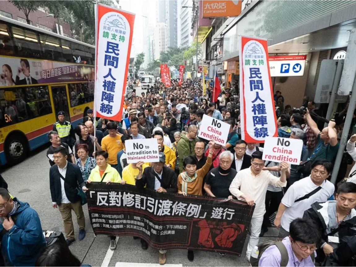 泛民方面反對修法，主要是擔心今後政治犯有可能因此被送到中國大陸受審，而修法也被港人嘲諷為「送中條例」。 圖：翻攝自Youtube