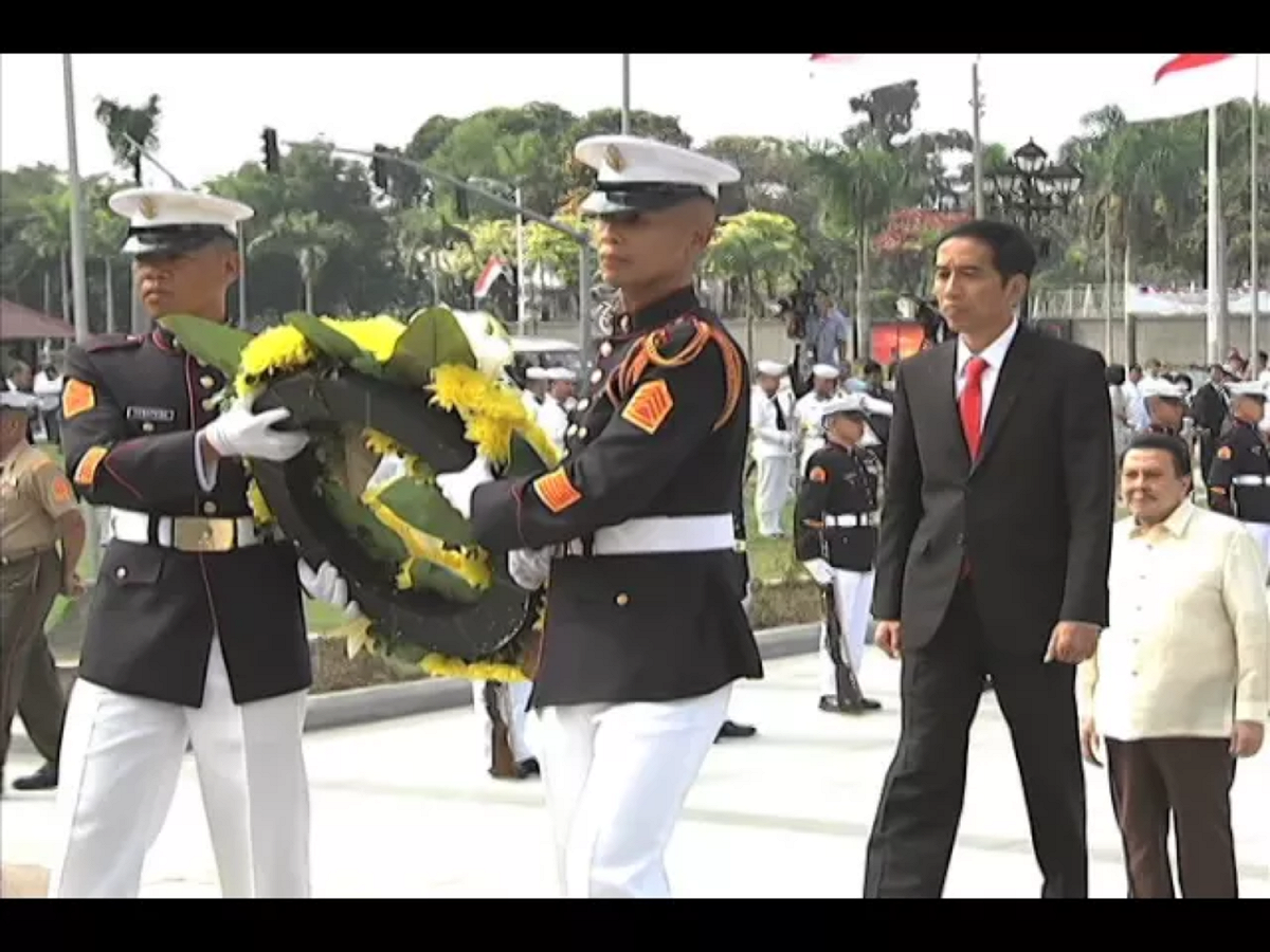 印尼總統佐科威（Joko Widodo，圖右，資料畫面）日前向這些殉職的無名英雄致意，稱他們是民主戰士。 圖：翻攝自Youtube
