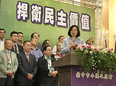 總統蔡英文（前）28日出席台中市小英之友會會長交接 典禮時指出，中國飛機飛越台海中線，蓄意跨越就強勢 驅離，這很重要，台海中線就是台海和平指標，越過中 線就是破壞和平現狀，要保住台海中線沒有遲疑空間。  圖：中央社（民眾提供）