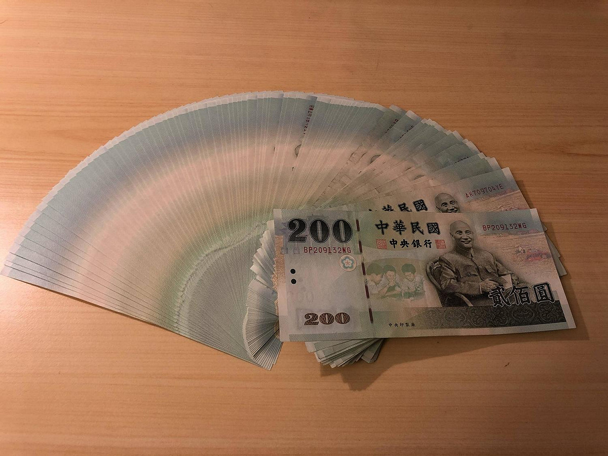 男網友在「 Dcard 」列出使用 200 元面額鈔票的 8 大優點，並向網友們力推使用 200 元鈔票。 圖／翻攝自 Dcard