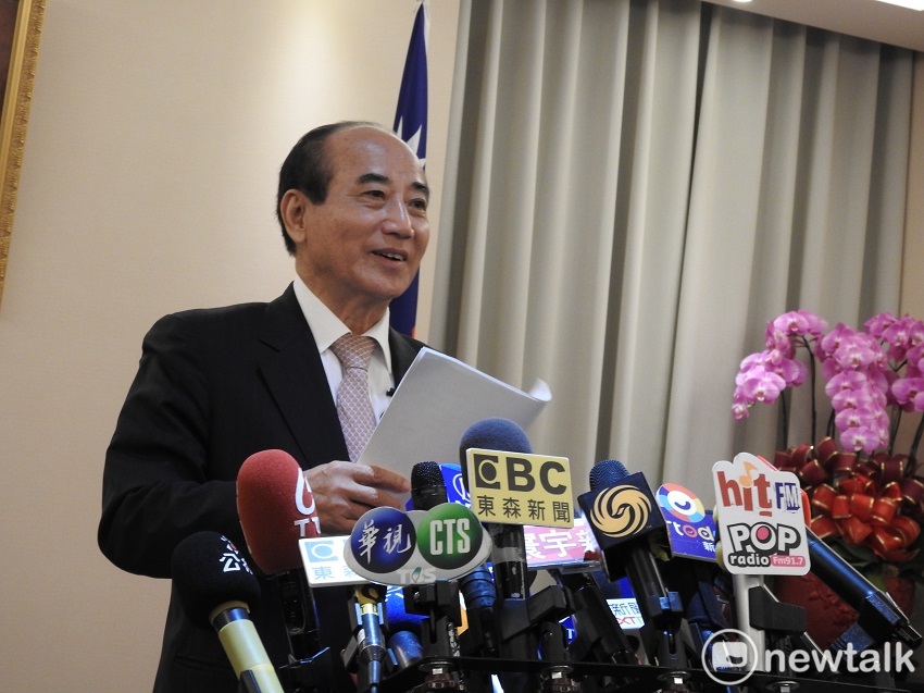 歷經一個小時面談後，王在多家媒體面前發表重大宣示，此次也和平常不同，僅開放5個問題給媒體提問，甚為嚴謹。 圖：趙婉淳／攝