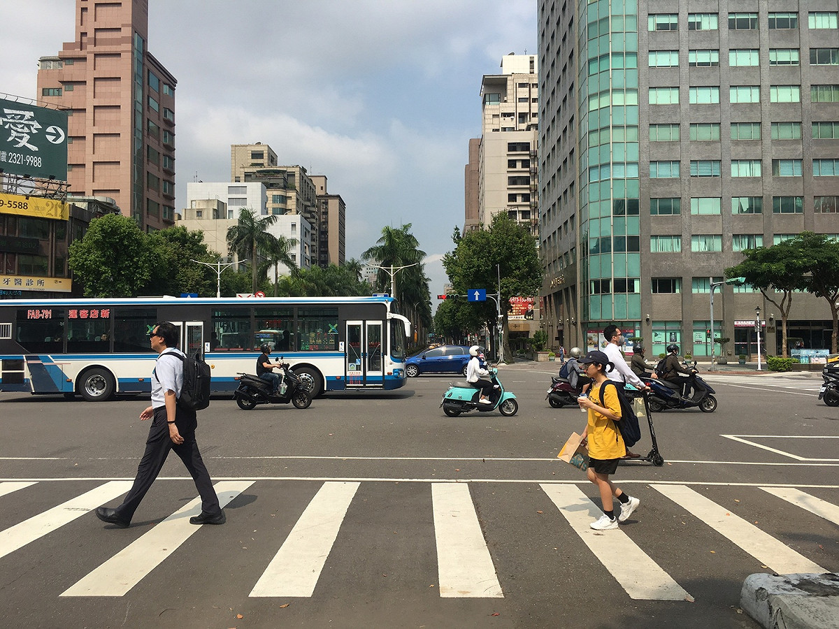 今天白天氣溫較高，台北中午也突破32度。 圖：閻芝霖/提供