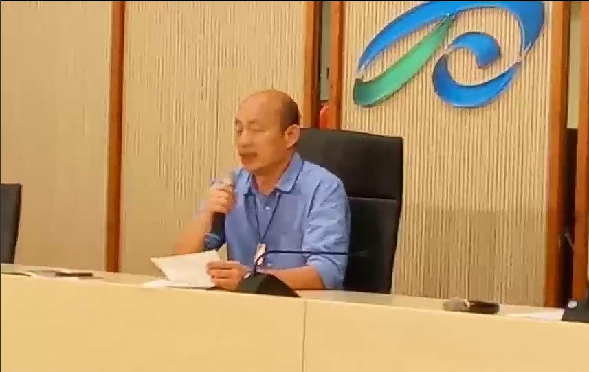 韓國瑜今天下午舉行記者會，對外說明選學捐款的細項。 圖：孫家銘／攝