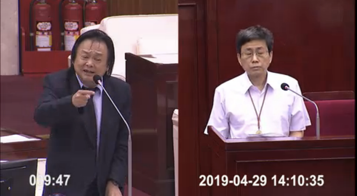 台北市議員王世堅（左）抨擊台北市長柯文哲指大巨蛋為「偉大的國父」下挖10.5米言論。右為北市府副秘書長薛春明。 圖：翻攝台北市議會直播