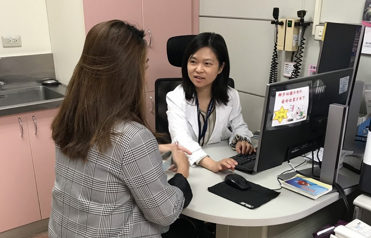 醫師提醒老人家若步態不穩、手腳發麻、記憶或情緒改變時，應儘早就醫檢查。 圖／台大醫院新竹分院提供
