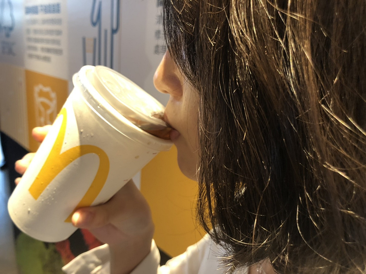 在台灣，麥當勞改成「冷飲直接喝」，提供新造型的杯蓋，不需要吸管直接拿起來喝。 圖／記者彭夢竺攝