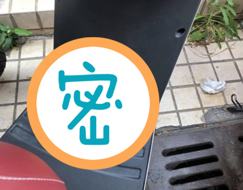 暖爆！機車被「亂丟垃圾」…一拿開車主秒噴淚：「太感謝了！」 圖／翻攝自臉書「細說淡水」