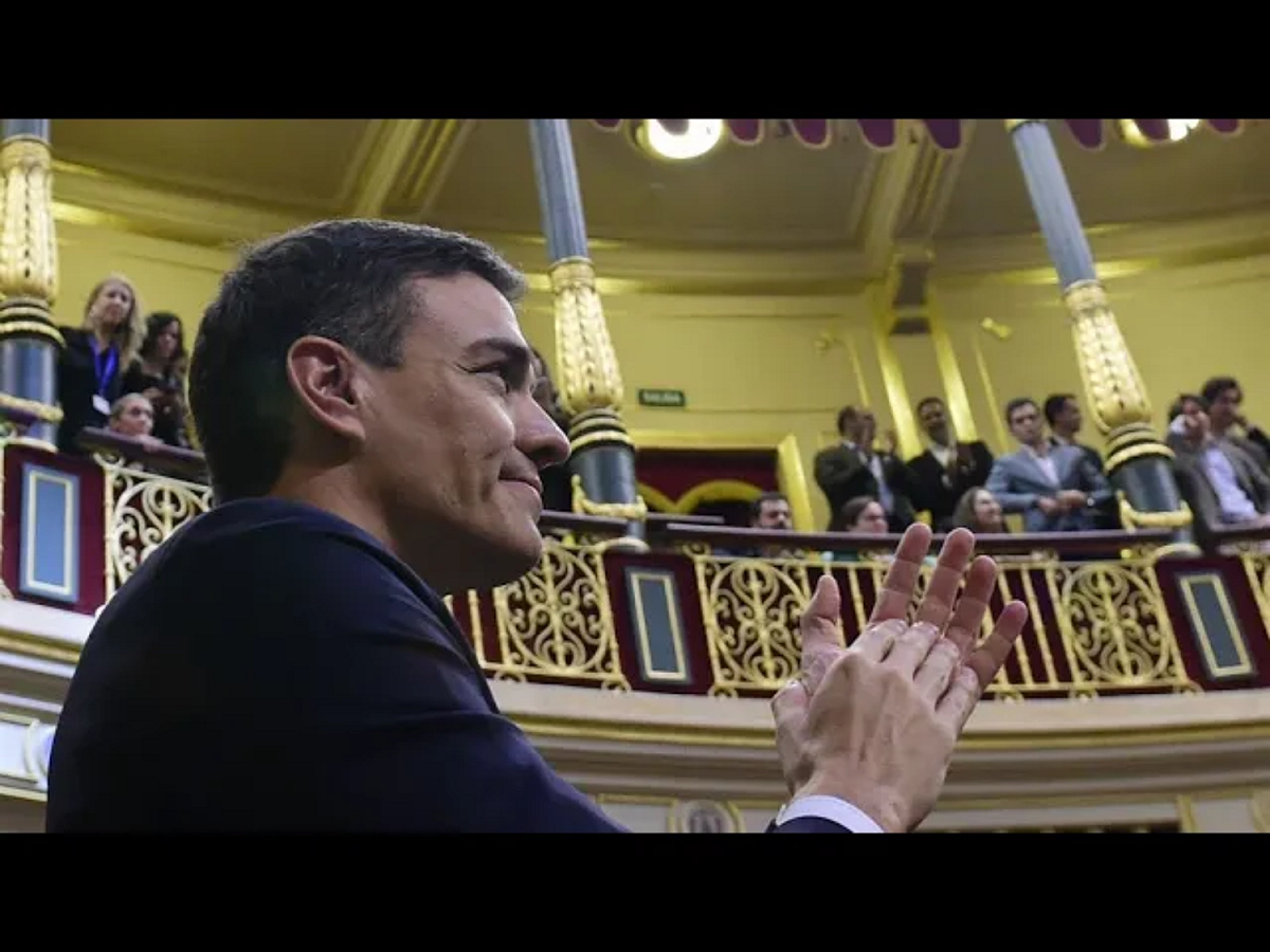 西班牙昨天改選國會，總理桑傑士的西班牙社會勞工黨得票率最高但未過半，右派陣營遭分裂，強烈國家主義政黨進入國會。桑傑士如今將尋求盟友組成聯合政府，協商料持續數週。 圖：翻攝自Youtube