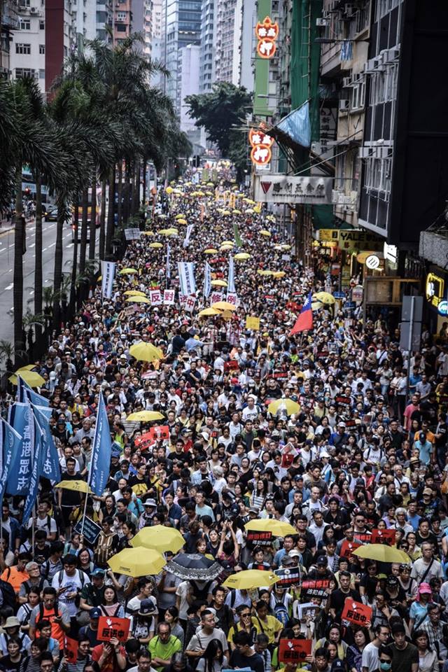 香港13萬人於28日上街頭抗議「逃犯條款」。 圖：擷自香港眾志秘書長黃之鋒臉書