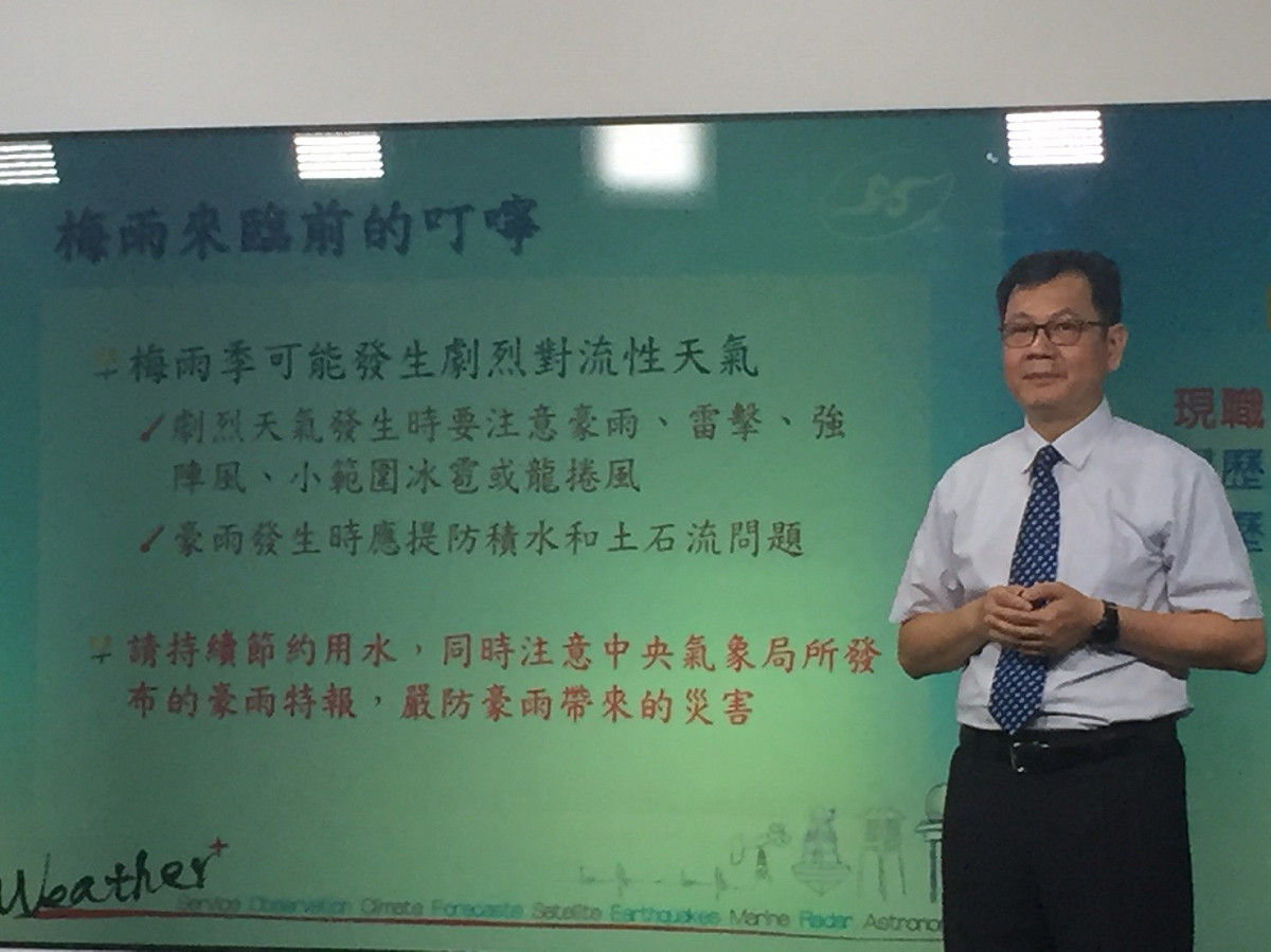 中央氣象局預報中心主任呂國臣說明今年梅雨期展望 圖：閻芝霖/攝