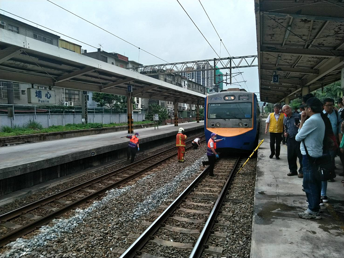 今天中午12時25分新竹開往基隆的區間車於埔心站上行進站號誌機附近，撞到闖進路線的路人。 圖：台鐵/提供