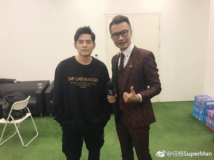 LPL知名主持人任棟（右）酒駕被逮，所有職務暫停中止。 圖：翻攝自任棟微博