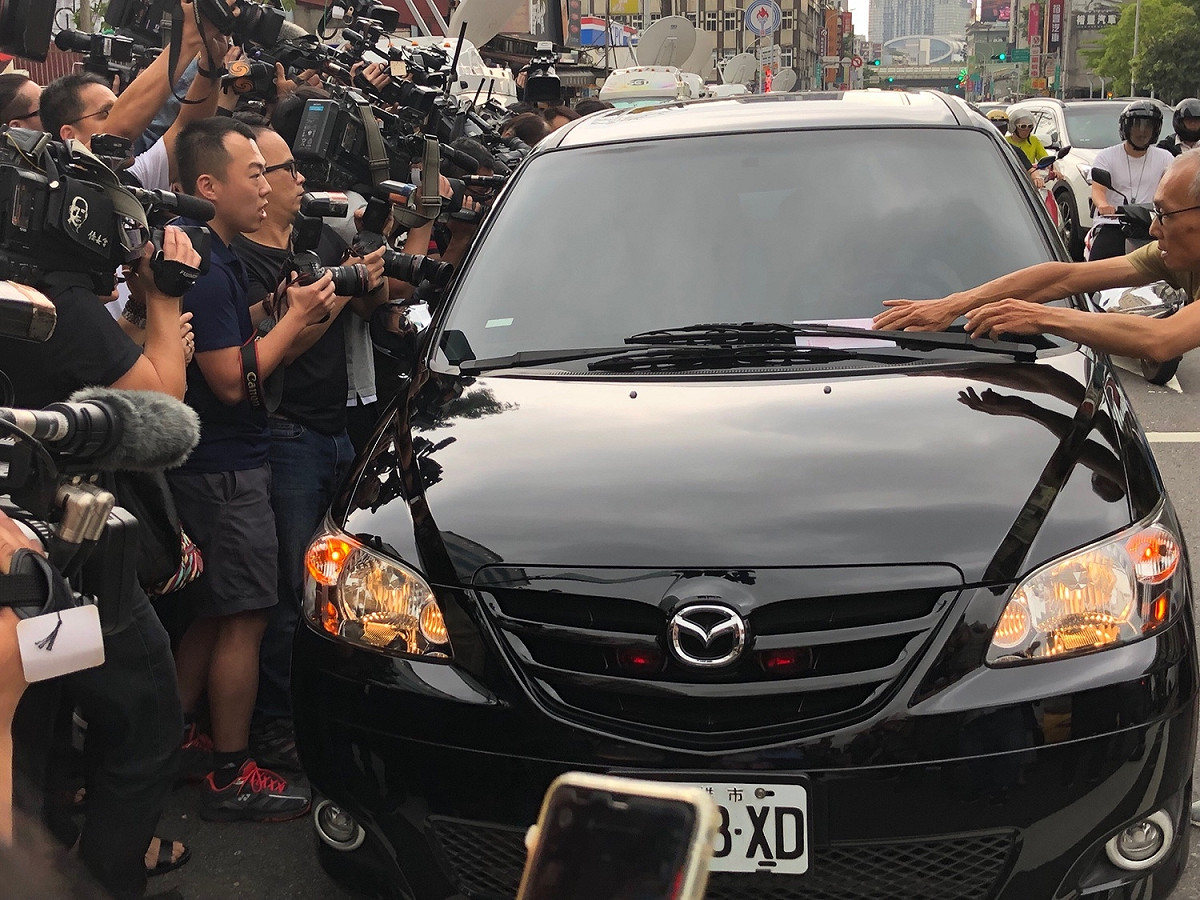 高雄市長韓國瑜下午來到國民黨中央與黨主席吳敦義會面。 圖：趙婉淳／攝