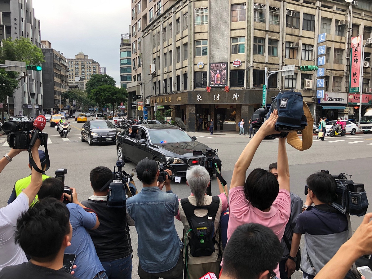 吳敦義則在2點半抵達黨中央，並拉下車窗揮手致意。 圖：趙婉淳／攝