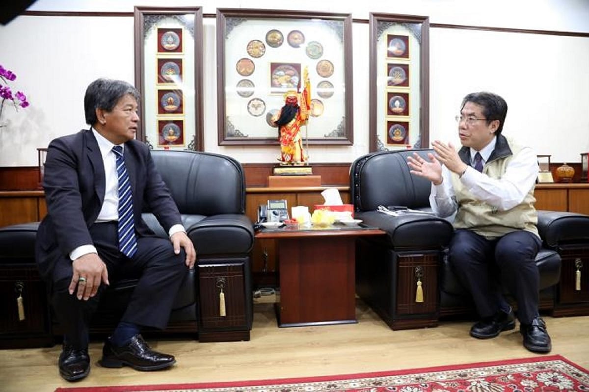 台南市長黃偉哲拜訪台南市議長郭信良，說明多項事關民生的汛期建設、社福、防疫等的墊付案，審查有其急迫性與必要性，希望能在此會期順利通過。 圖：黃博郎/攝