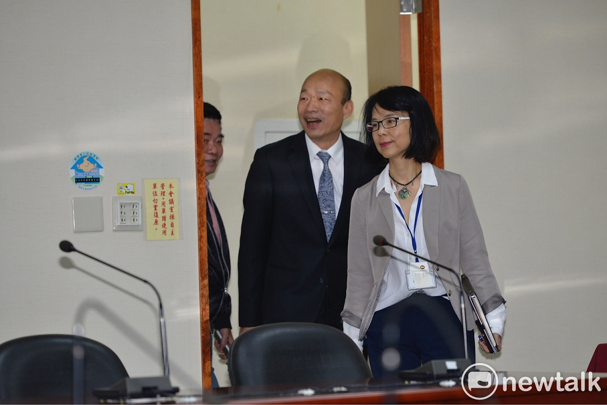 高雄市長韓國瑜今天北上與黨主席吳敦義閉門會議半小時，會後韓對外召開記者會說明會面內容。 圖：趙婉淳／攝