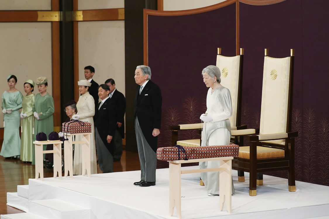 明仁天皇退位儀式，美智子皇后並列在側，日本三神器也依同位列台前，天叢雲劍放在右前方，八尺瓊勾玉、國璽與天皇公務用印的玉璽則置於左前方。 圖：達志影像/美聯社