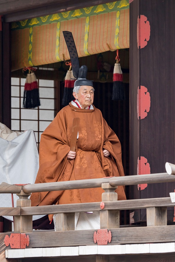 明仁天皇身穿「黃櫨染御袍」，於皇居的「宮中三殿」（賢所、皇靈殿、神殿）舉行「退位禮當日賢所大前之儀」。 圖：達志影像/路透社
