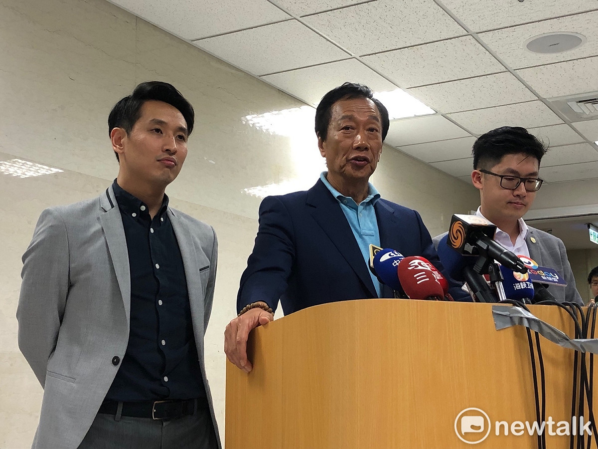 鴻海董事長郭台銘下午參加馬英九基金會舉辦的經濟論壇圓桌會議。 圖：趙婉淳／攝