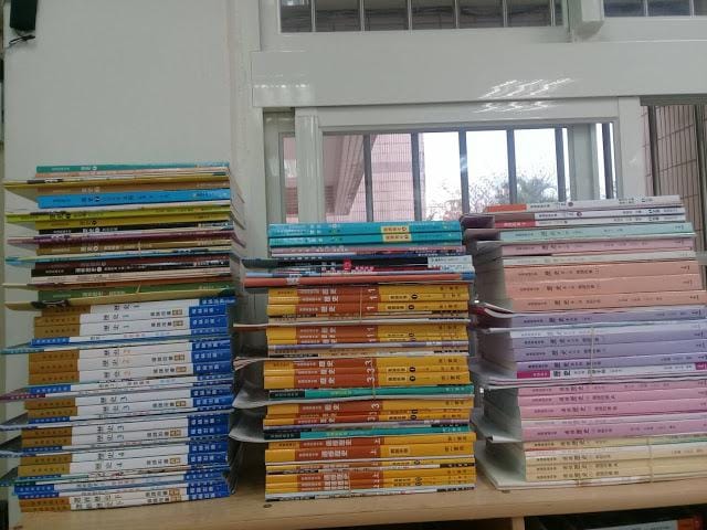 106學年度各家教科書廠商提供的教科書及配套中，以上皆是用不上的，最後都進了回收桶。 圖：張文隆／攝