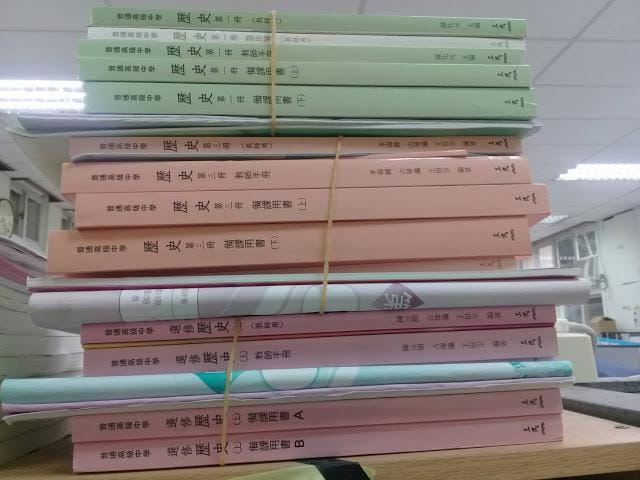 107學年度教科書評選三民書局提供的教科書及配套，因為在筆者服務的學校，三個年級都沒雀屏中選，最後全進了回收桶。 圖：張文隆／攝