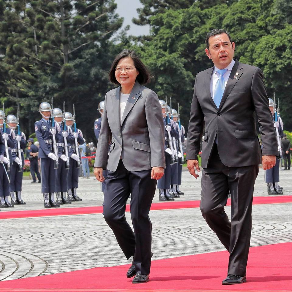 總統蔡英文表示，她今天以軍禮和國宴迎接瓜地馬拉總統莫拉雷斯（右）到訪，卻看到部分媒體在討論「一國兩制」的新聞，覺得有點匪夷所思。 圖：翻攝蔡英文臉書