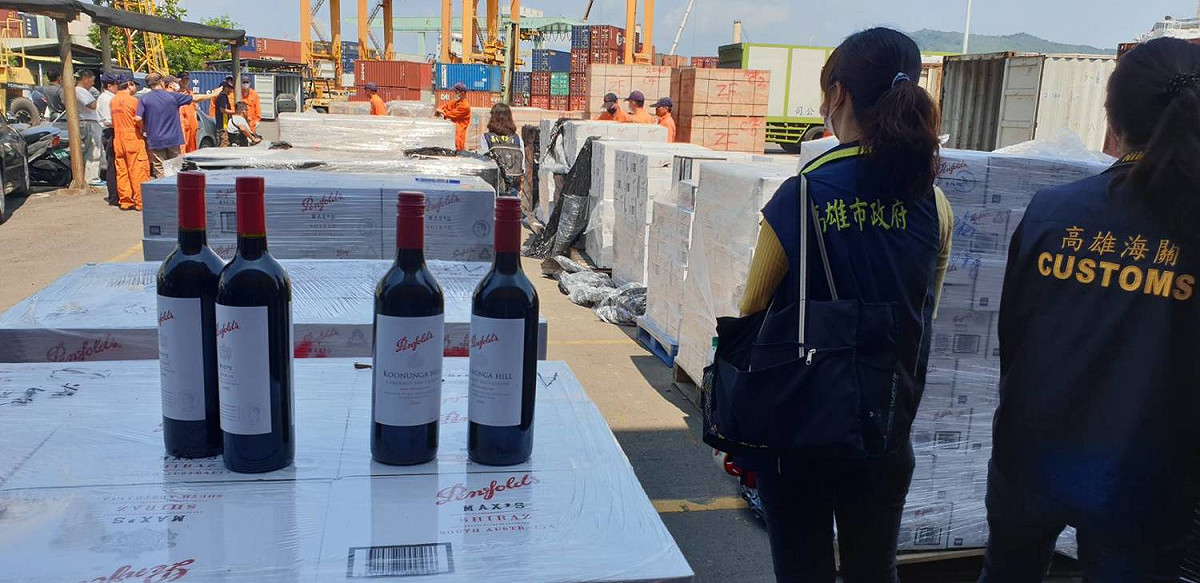 高雄海關查獲關史最大批走私紅酒。 圖：關務署高雄關／提供