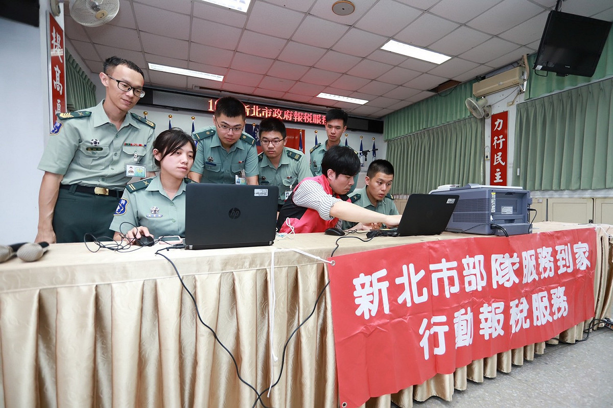 為協助國軍官兵順利報稅，新北市政府民政局啟動國軍「行動報稅專車」，首站在土城後備指揮部開跑。  圖：新北市民政局提供