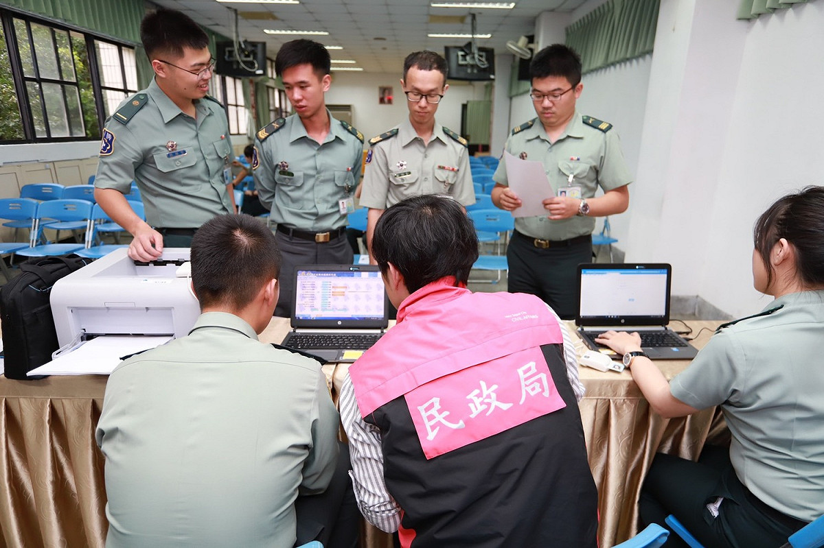 新北市政府的國軍「行動報稅專車」，讓更多國軍弟兄不用離營，也能輕鬆報稅。  圖：新北市民政局提供